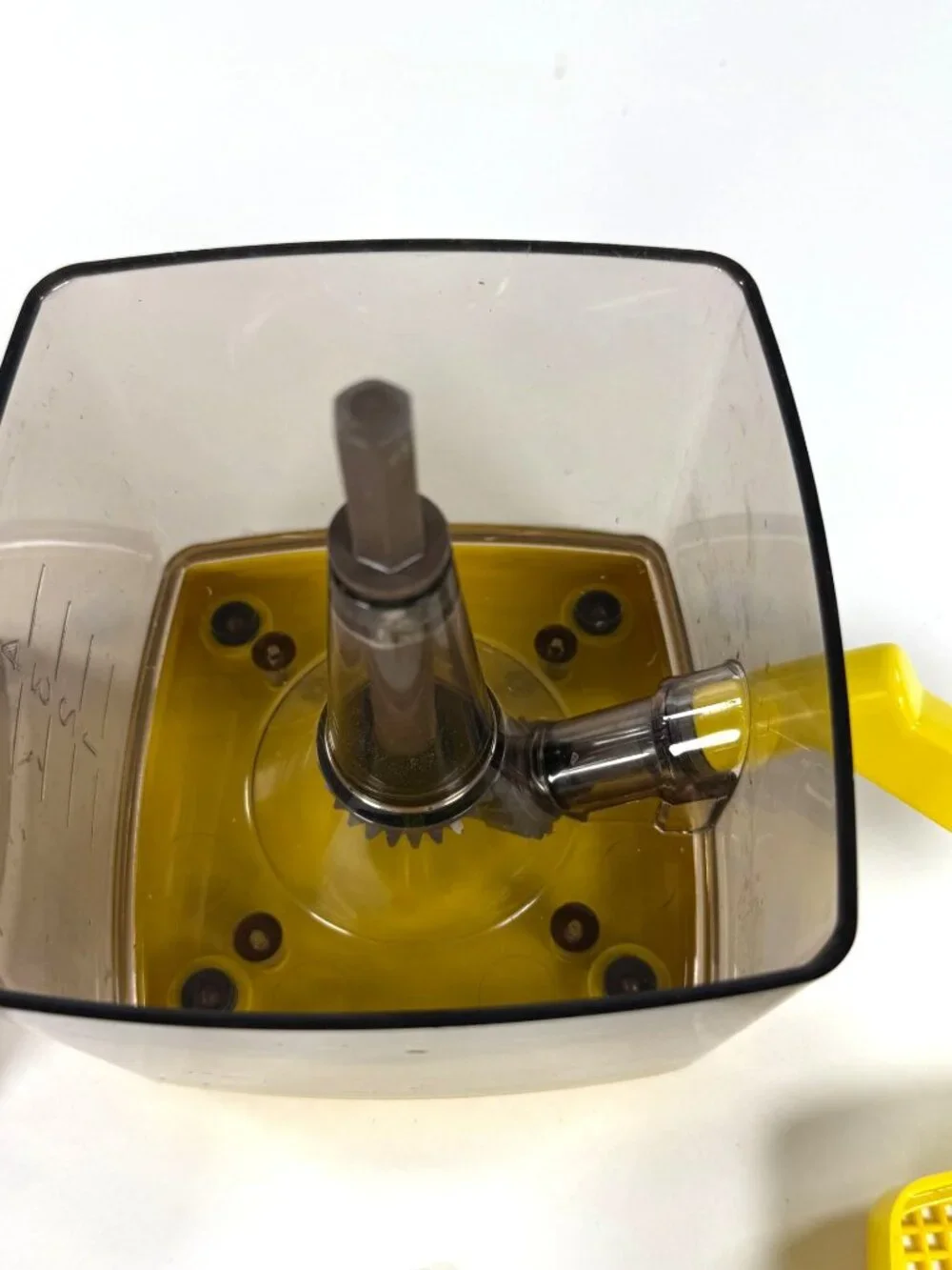 L.M. Lipski Ltd. Citrus Juicer 4 Cup Hand Crank Yellow Clear Container Durable